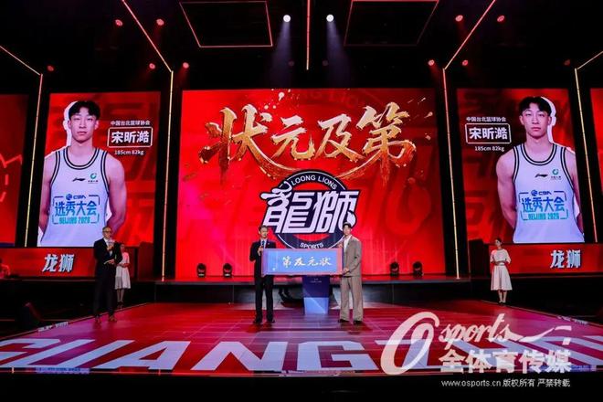 领袖！C罗冲出替补席拥抱绝杀功臣：搂着他摸头 狂喜对手绝平被吹