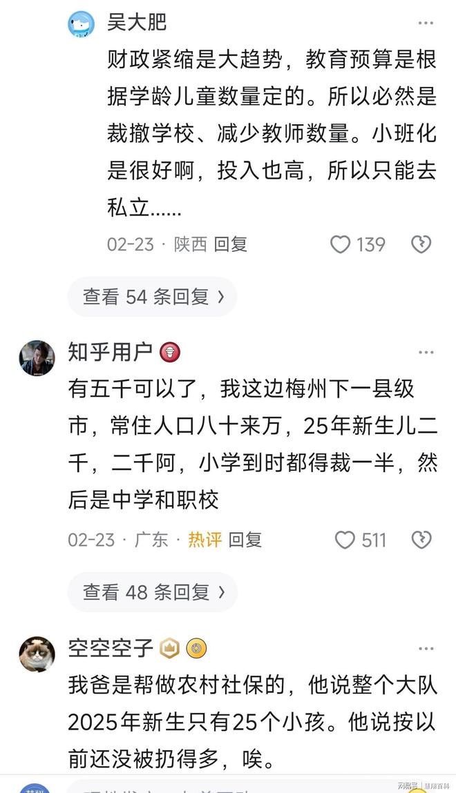 被巴黎街拍惊艳了！满街都是“长裙和长裤”打扮，却个个时髦高级