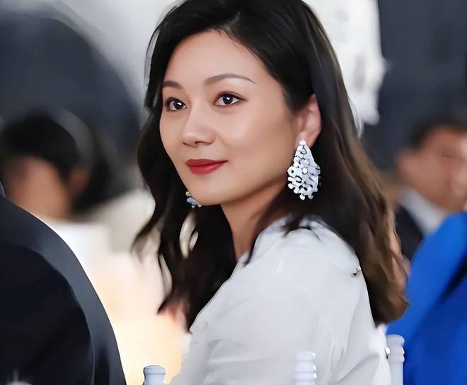 轰30分20板8帽！中国女篮15岁2米04新星崛起：看齐偶像韩旭？