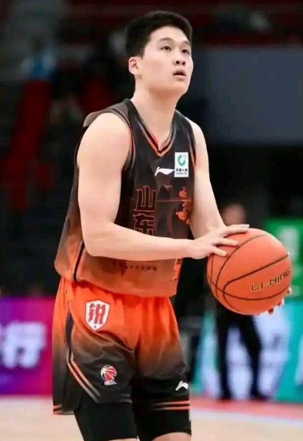 3年2.2亿!曝三方交易啊!杰伦布朗或换字母哥