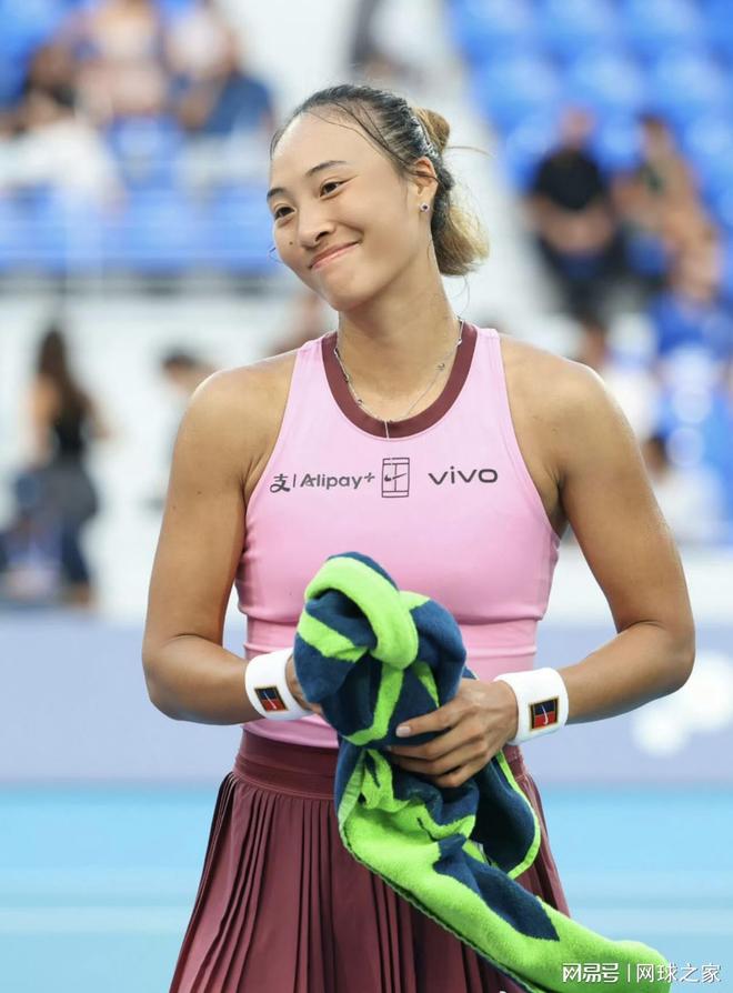 法国第一夫人女儿官宣年下恋!妈妈嫁了小25岁总统,她爱上小20岁冲浪教练... 这也复刻?