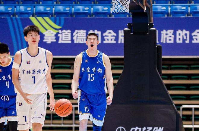天空体育记者：那不勒斯加紧租借尤文中卫加蒂，含买断条款