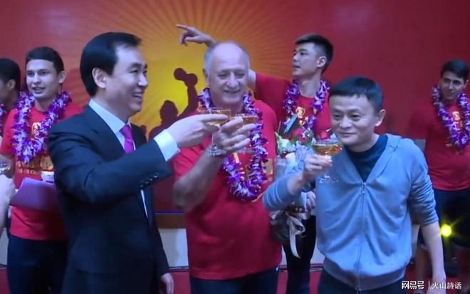 在东台里看“甜甜圈”原地烧胎表演！FE上海站路演开启，赛车运动赋能城市文商旅体展
