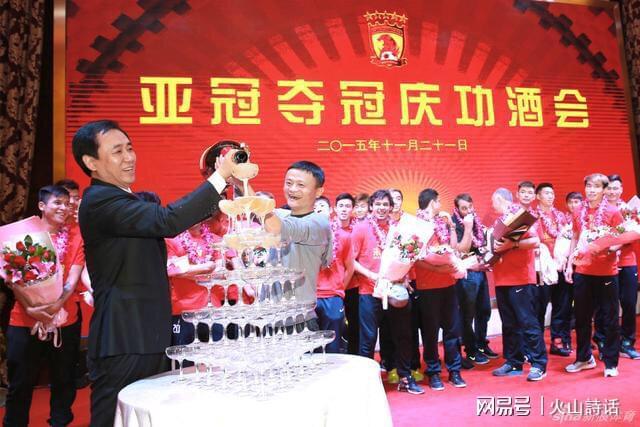 在东台里看“甜甜圈”原地烧胎表演！FE上海站路演开启，赛车运动赋能城市文商旅体展